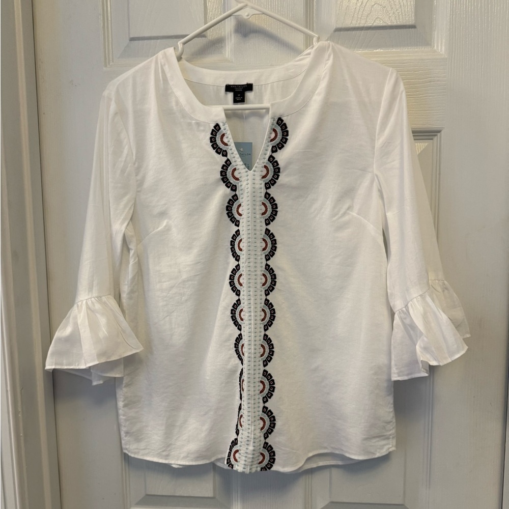 NWT Ann Taylor factory Womens blouse white w/pretty embroidered detail Size PS